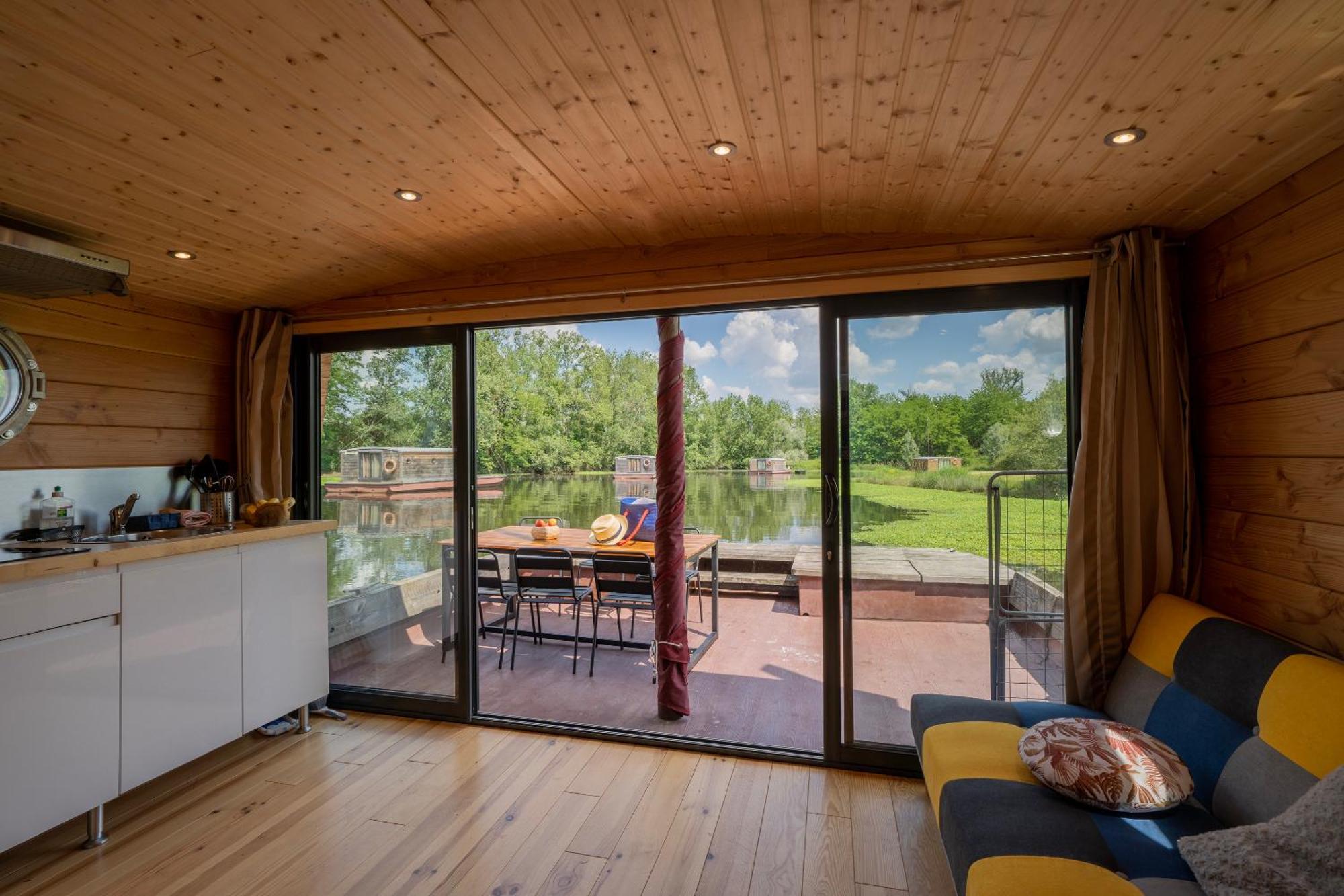 Village Toue Du Domaine Des Demoiselles Chassenard Room photo